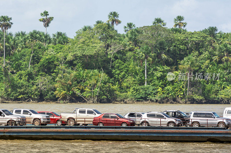 亚马逊河上的渡船