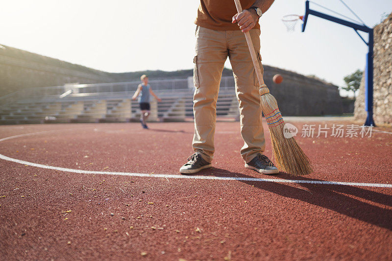 训练结束了，但还有人在场上