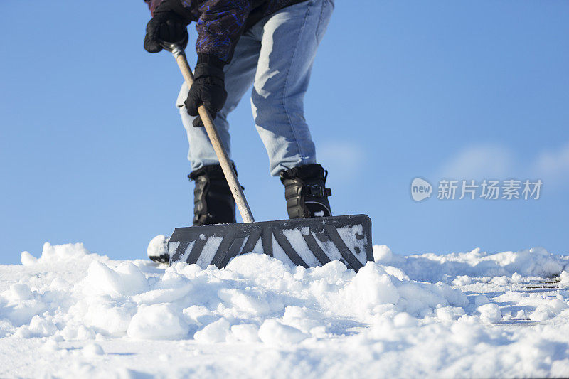 从屋顶上铲雪