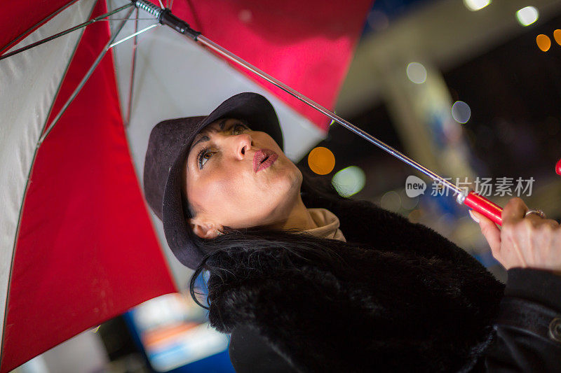 雨夜里的快乐漂亮女人