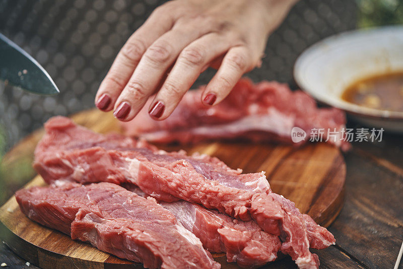 在外面准备蔬菜牛肉串