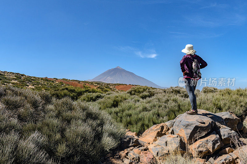 西班牙特内里费岛，一个看泰德火山的成熟女人