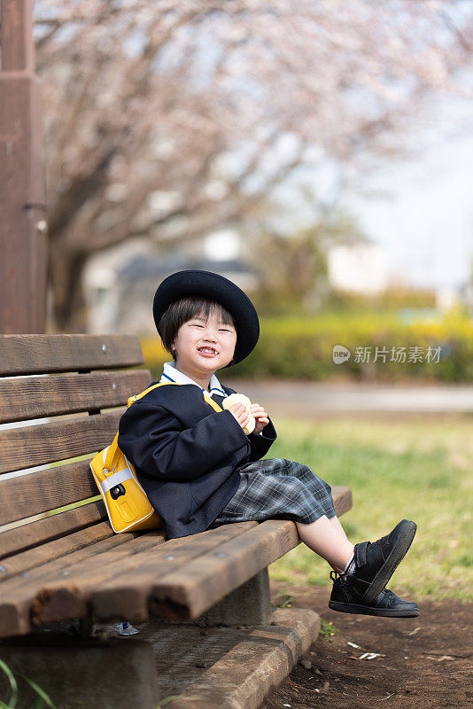 幼儿在长凳上吃面包