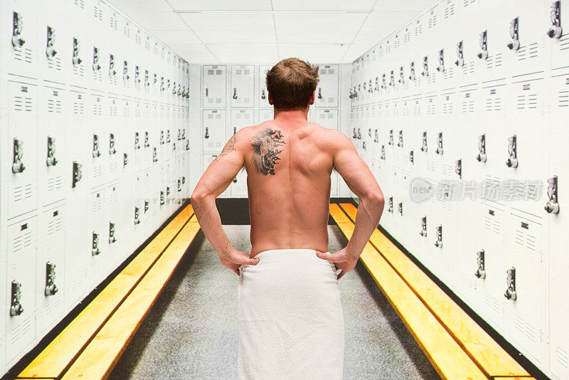 漂亮的裸男在健身房更衣室，后视镜