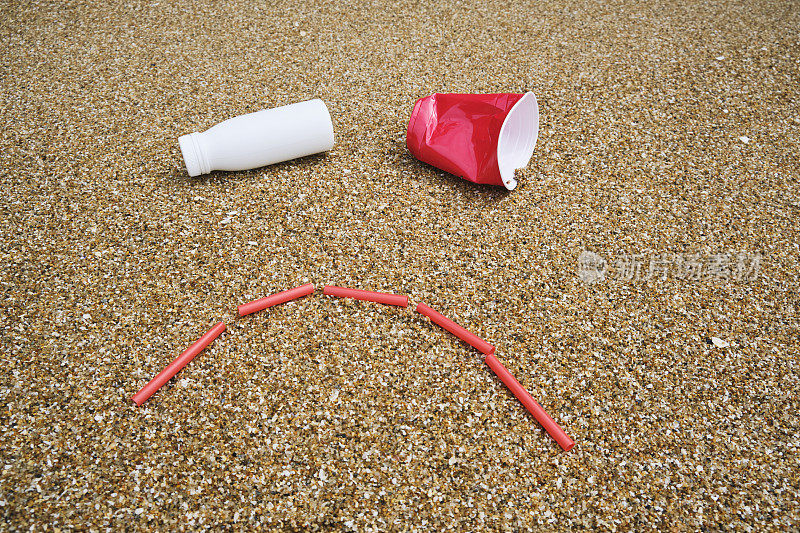 一次性塑料环保问题，不开心的笑脸抵沙用用过的塑料物品。