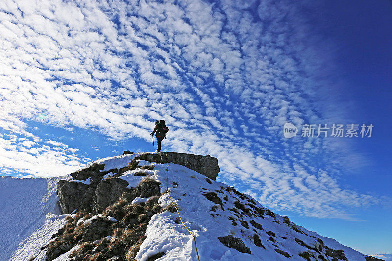 一名登山者站在波斯尼亚和黑塞哥维那白雪覆盖的Visocica山顶