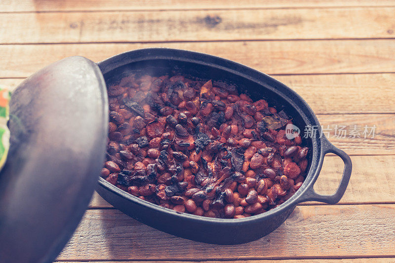 白豆在铸铁锅里煮烤，特写