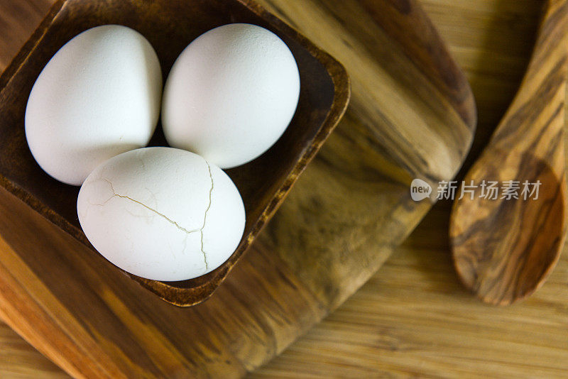 素食早餐，煮鸡蛋和新鲜蔬菜-黄瓜，西红柿