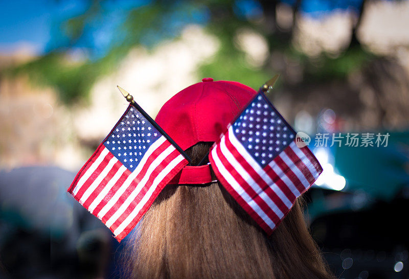 两面美国国旗插在女人的帽子上