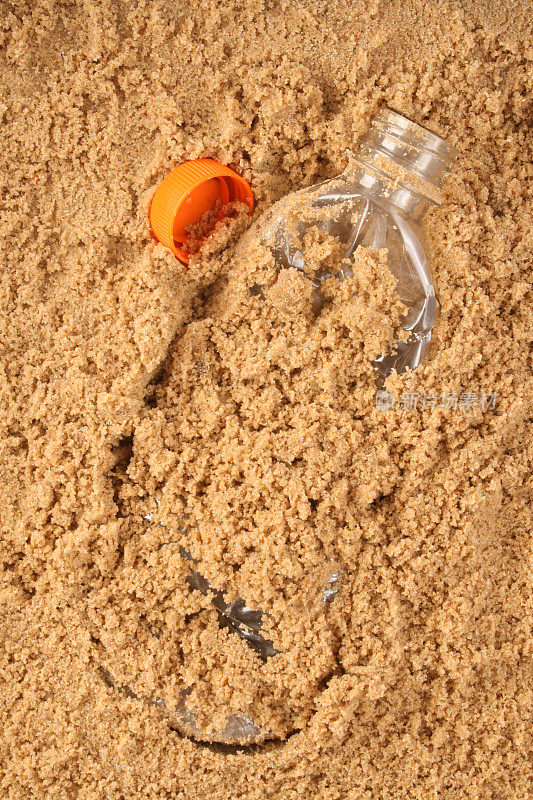 埋在沙子里的塑料瓶