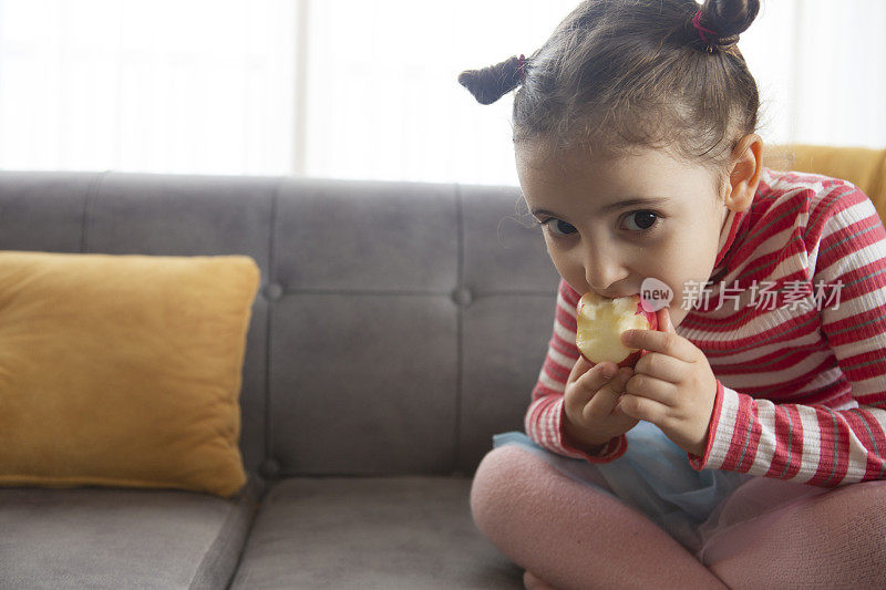 小女孩吃苹果