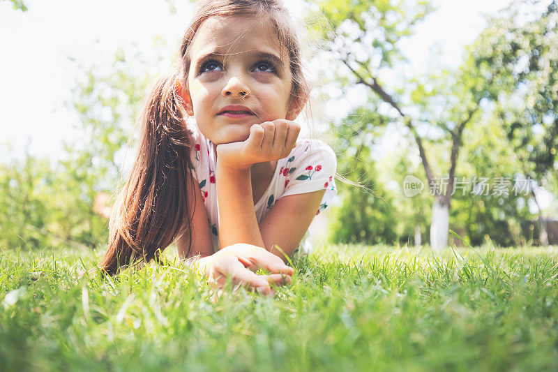 女孩享受着梦幻般的阳光