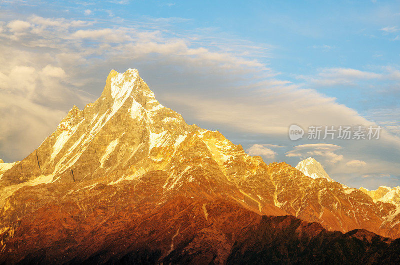 Machapuchare(鱼尾山)上的金色日落，尼泊尔