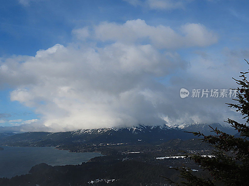 迷雾笼罩群山