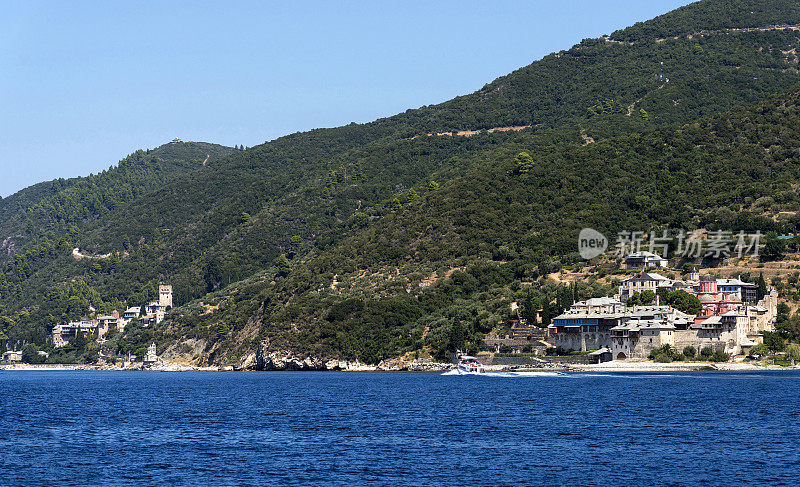 从海上看色诺芬托斯修道院和多基亚里乌修道院，哈尔基迪基，希腊