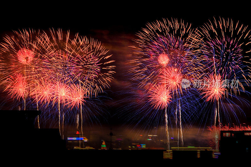 夜空焰火表演，庆祝新年的到来