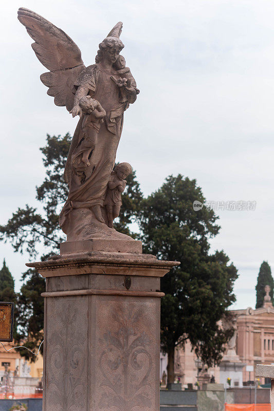模糊背景下的意大利公墓纪念死者日的基督教雕像