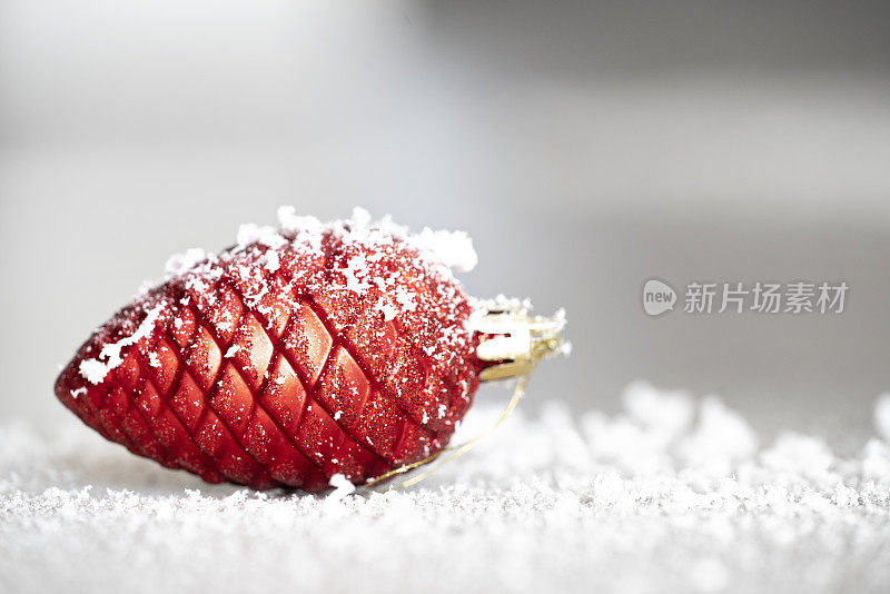 雪花上的圣诞装饰品