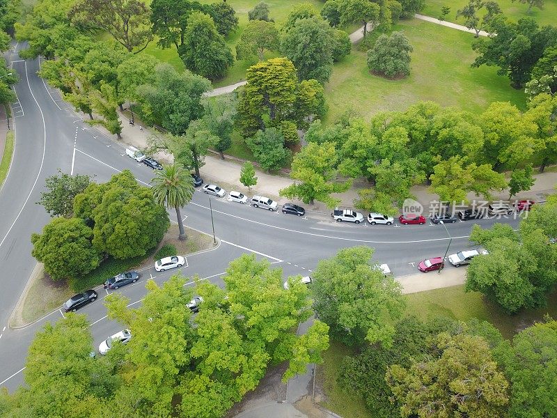 鸟瞰图-沿公园停放的汽车