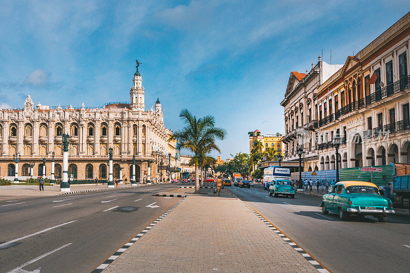 古巴哈瓦那市中心的阿隆索大剧院前的老式美国汽车