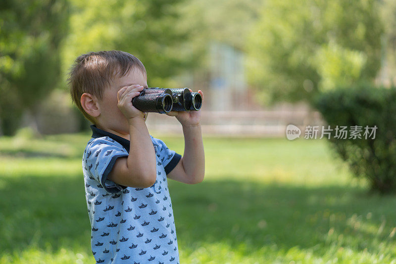 快乐男孩用望远镜看