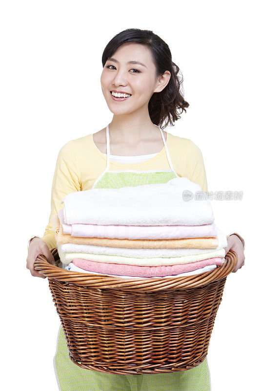 居家青年女性和洗衣篮