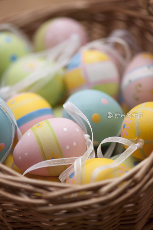 复活节彩蛋放在木制的鸡蛋篮子里