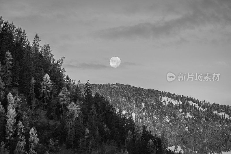 阿尔卑斯山上的满月