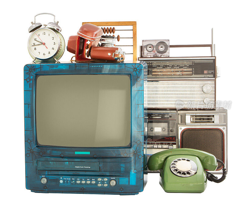 旧的家用物品，如钟表、收音机、电话、电视