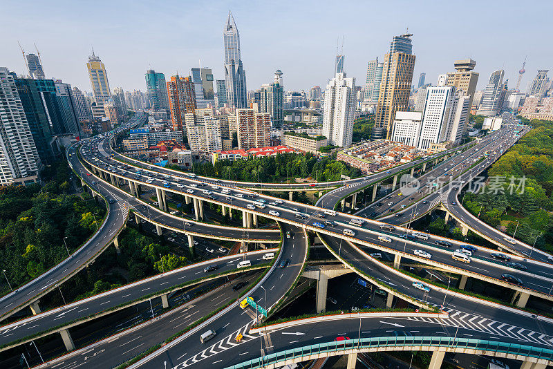 中国上海的高架公路。