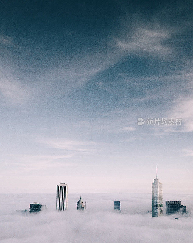 芝加哥的天空有雾和云