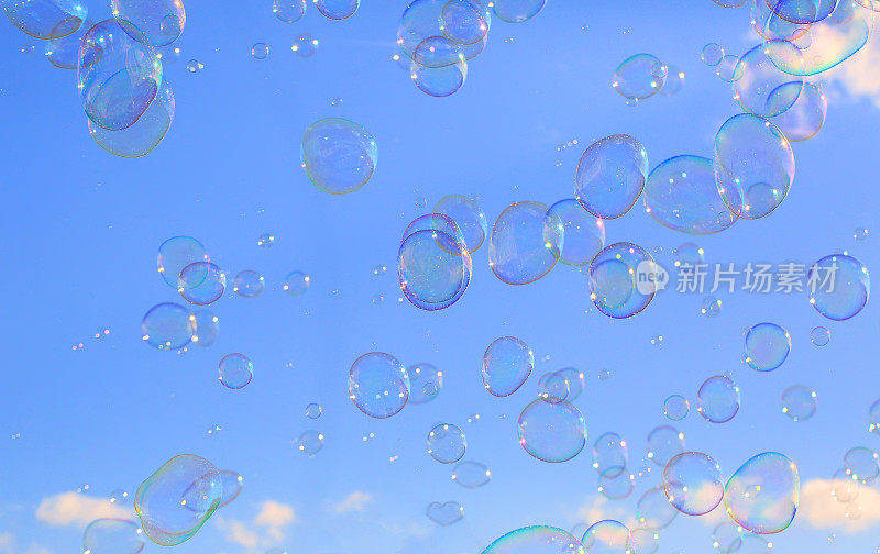 蓝色的天空中漂浮着精致的肥皂泡