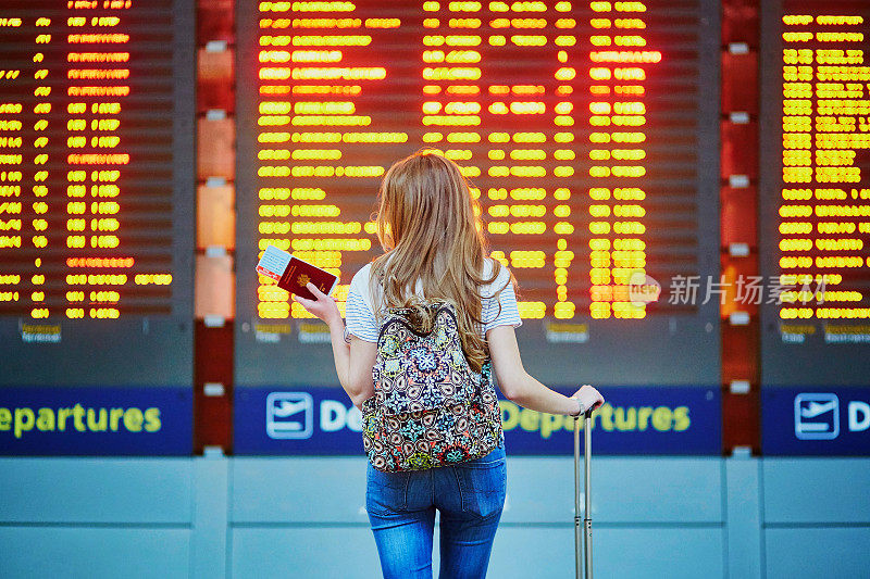 背包女游客在国际机场