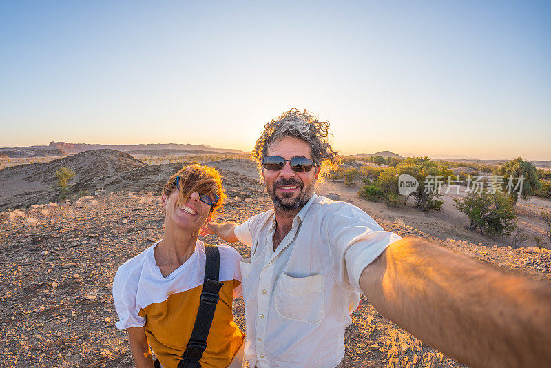 一对情侣在非洲纳米比亚的纳米布沙漠自拍