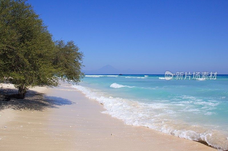 异国情调的白色珊瑚沙滩Gili群岛，印度尼西亚