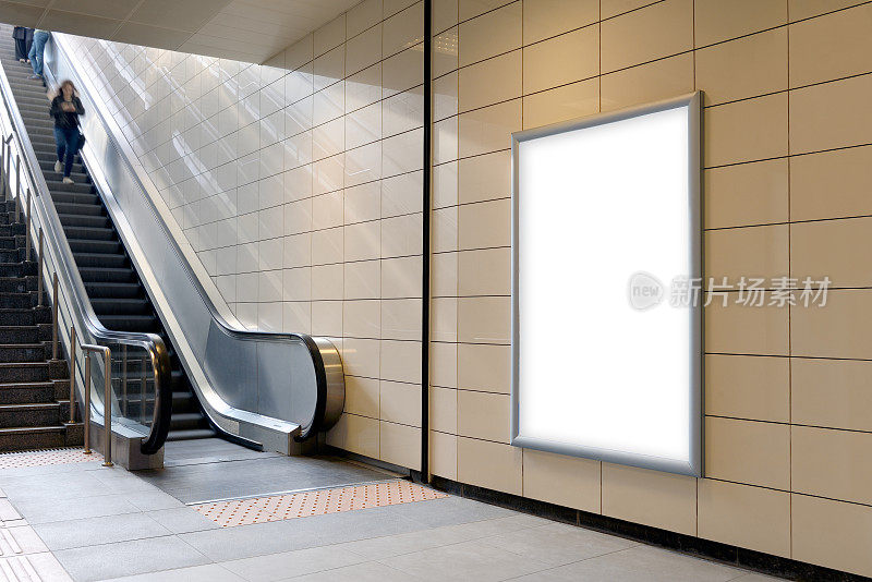 垂直灯箱海报模型在地铁站。