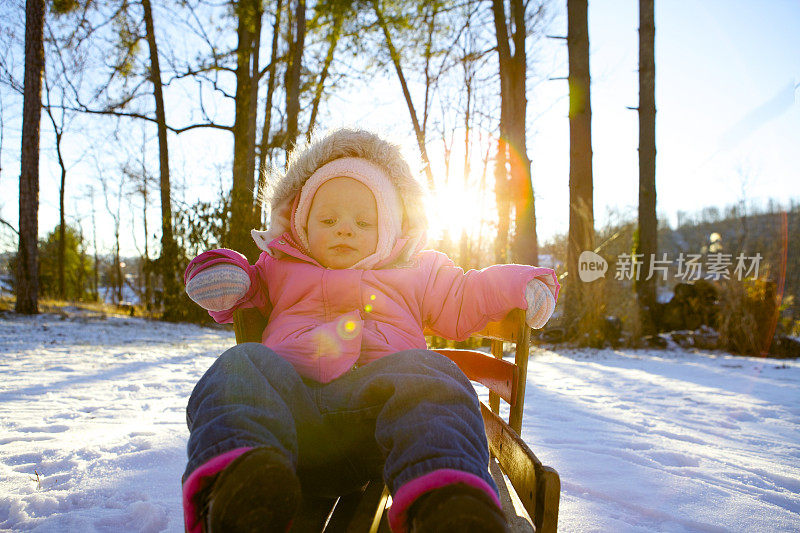 孩子们在雪中玩耍