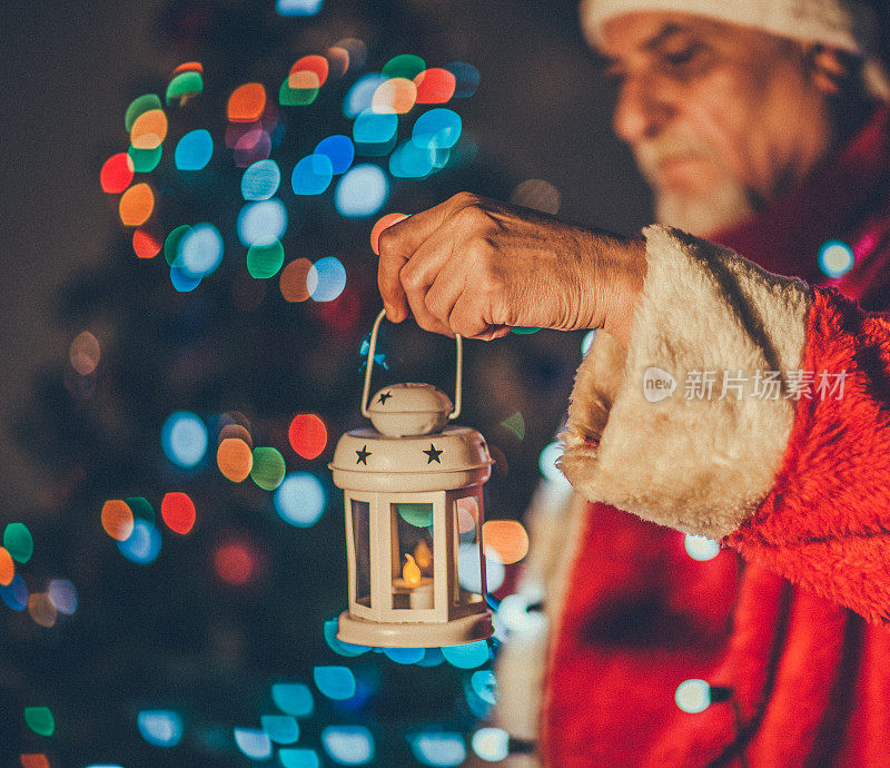 真正的圣诞老人提着灯笼的照片