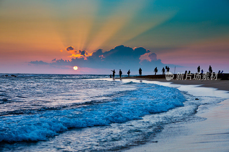 在夏威夷考艾岛和观光者的普伊普海滩上的日落