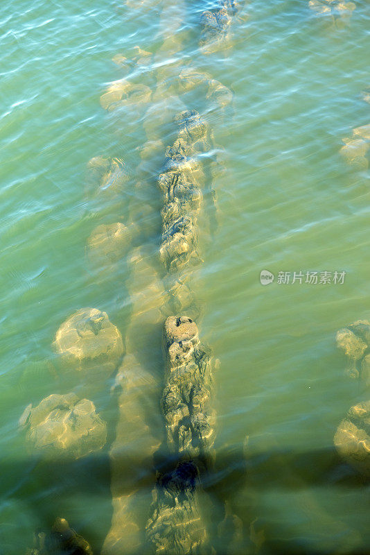 苏必利尔湖的旧矿石码头地基被淹没