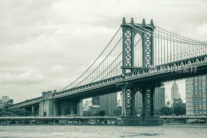横跨纽约市东河的曼哈顿大桥