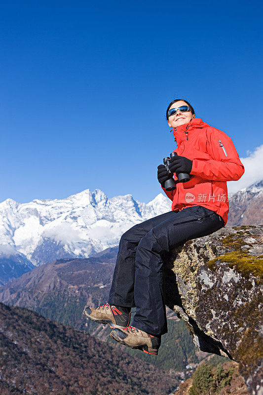 在尼泊尔喜马拉雅山徒步旅行的妇女