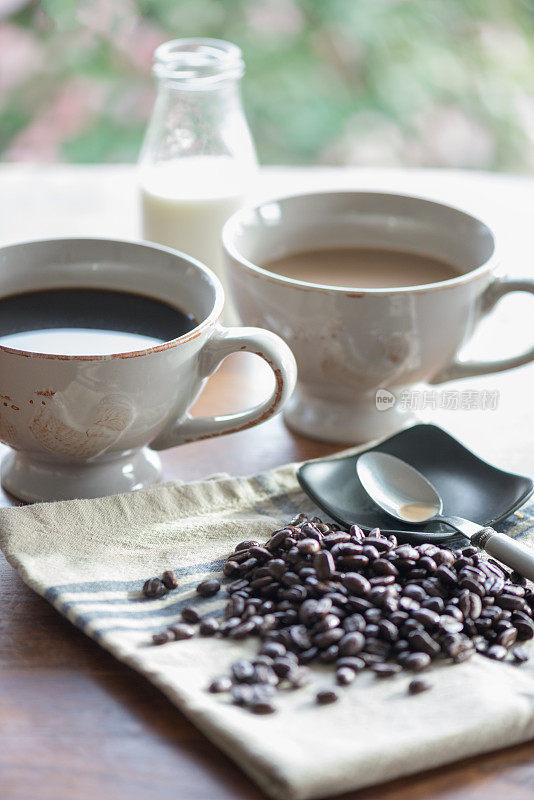 咖啡杯，烤咖啡豆，用勺子，花园的景色