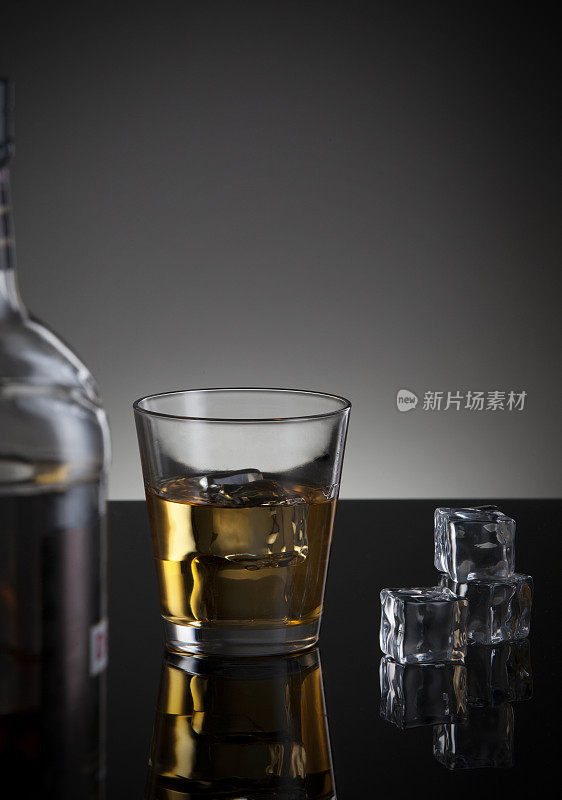 威士忌酒瓶和玻璃杯