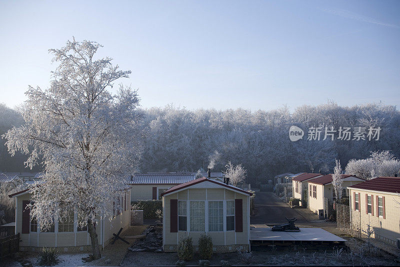 这是一个度假村里寒冷的冬日早晨