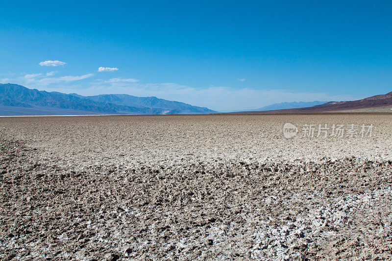 死亡谷盐滩上的蓝天