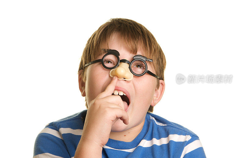傻男孩用可笑的眼镜挖鼻子