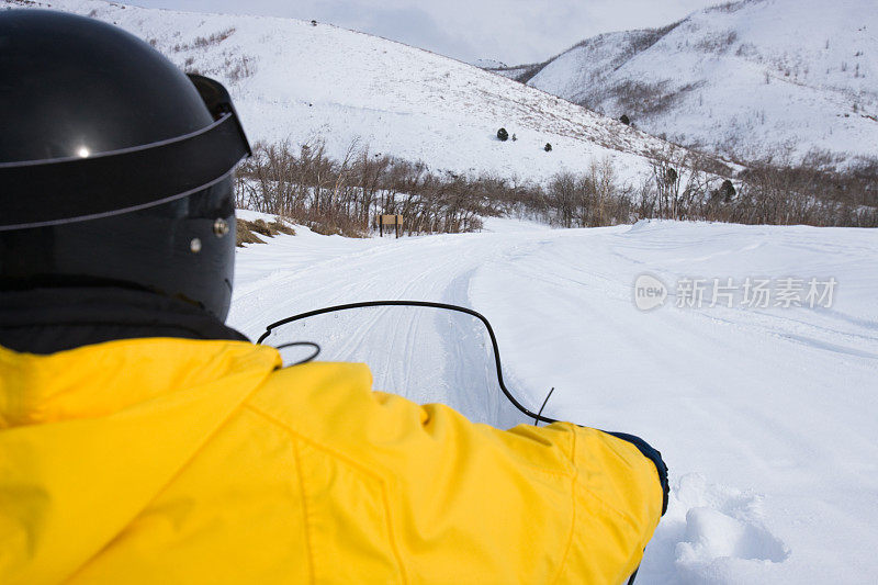 落基山玩雪地摩托车。