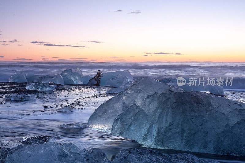 冰岛Jokulsarlon海滩上的冰山