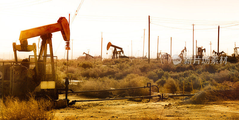 带泵和电气设备的加利福尼亚油田